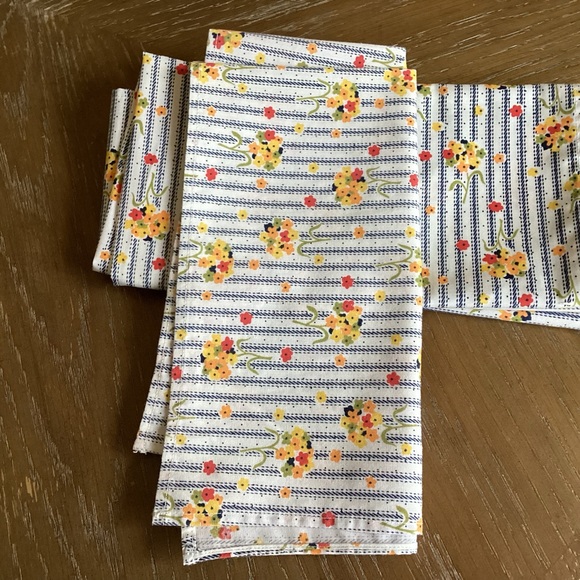 Set of Fout Large Multicolor Cloth Napkins - Picture 4 of 4